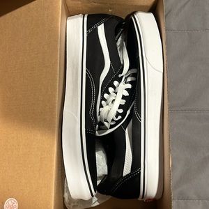 BRAND NEW VANS OLD SCHOOL